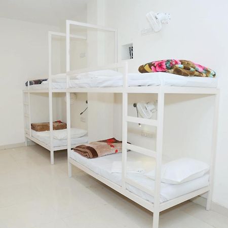 The Charlie'S Hostel Нью-Дели Экстерьер фото