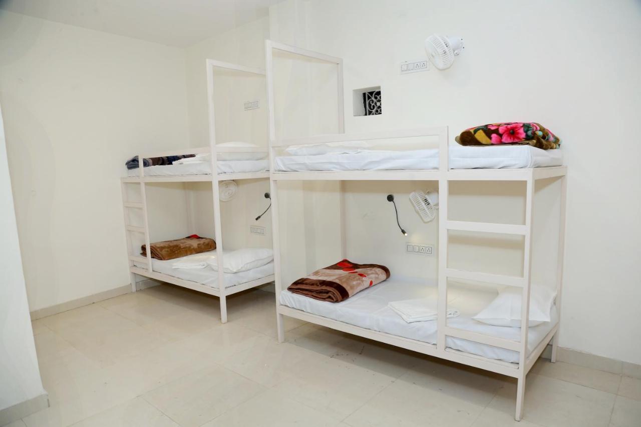 The Charlie'S Hostel Нью-Дели Экстерьер фото