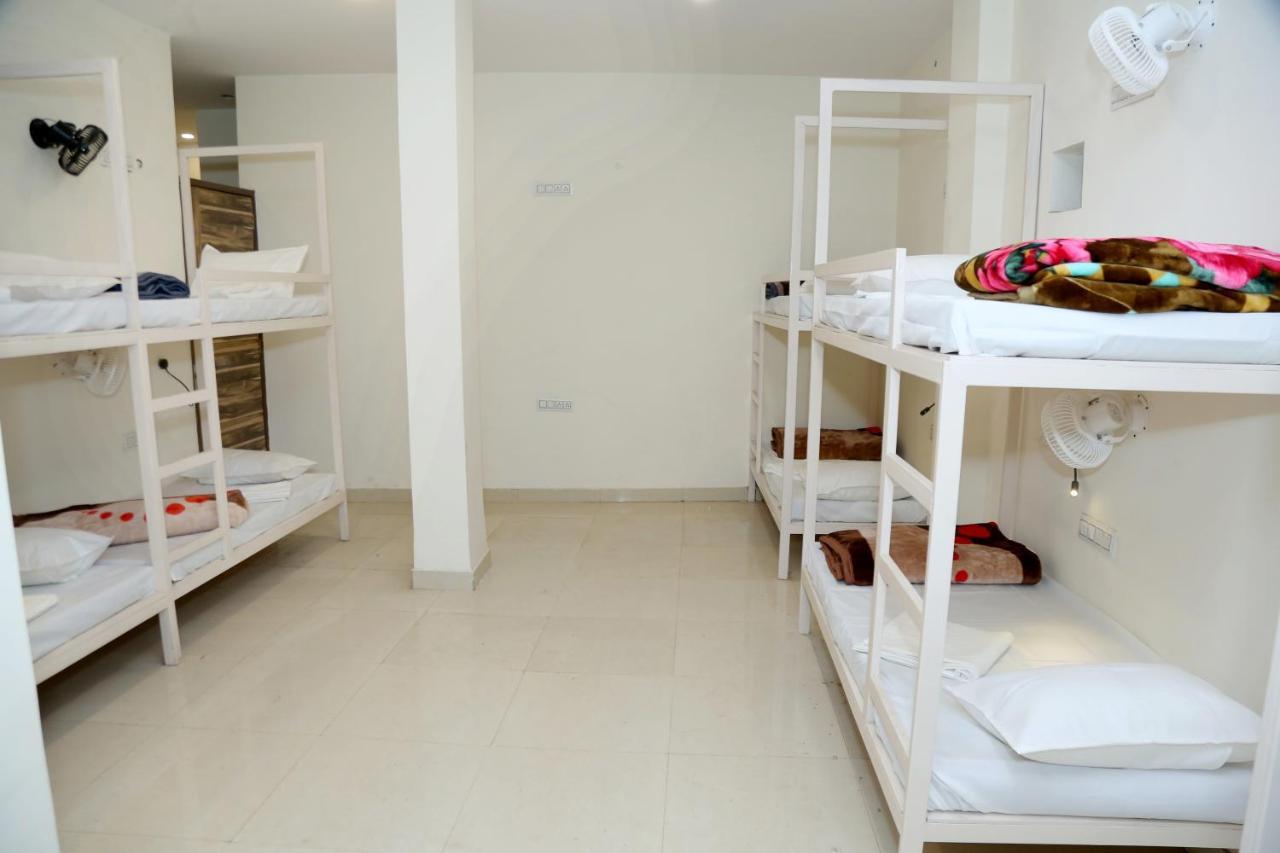 The Charlie'S Hostel Нью-Дели Экстерьер фото